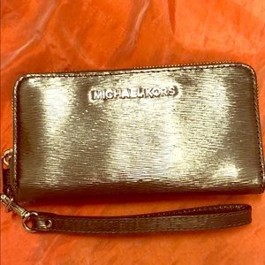 Michael Kors wristlet zip wallet.Perfect condition